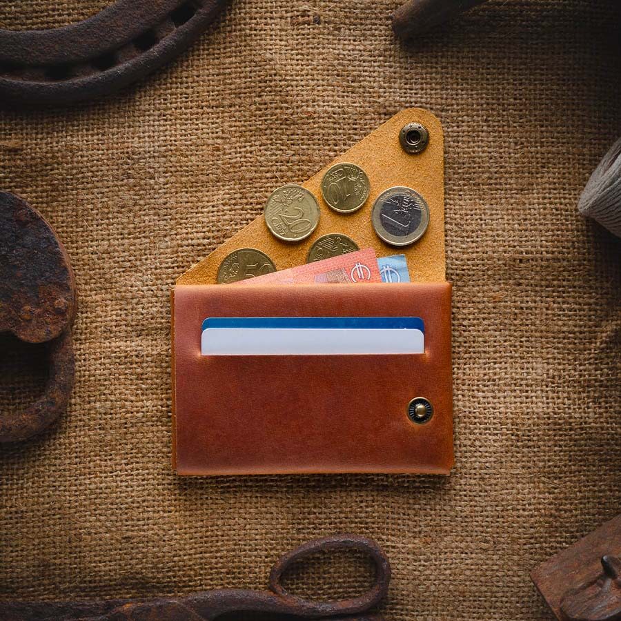kožená hnědá peněženka minimalistická