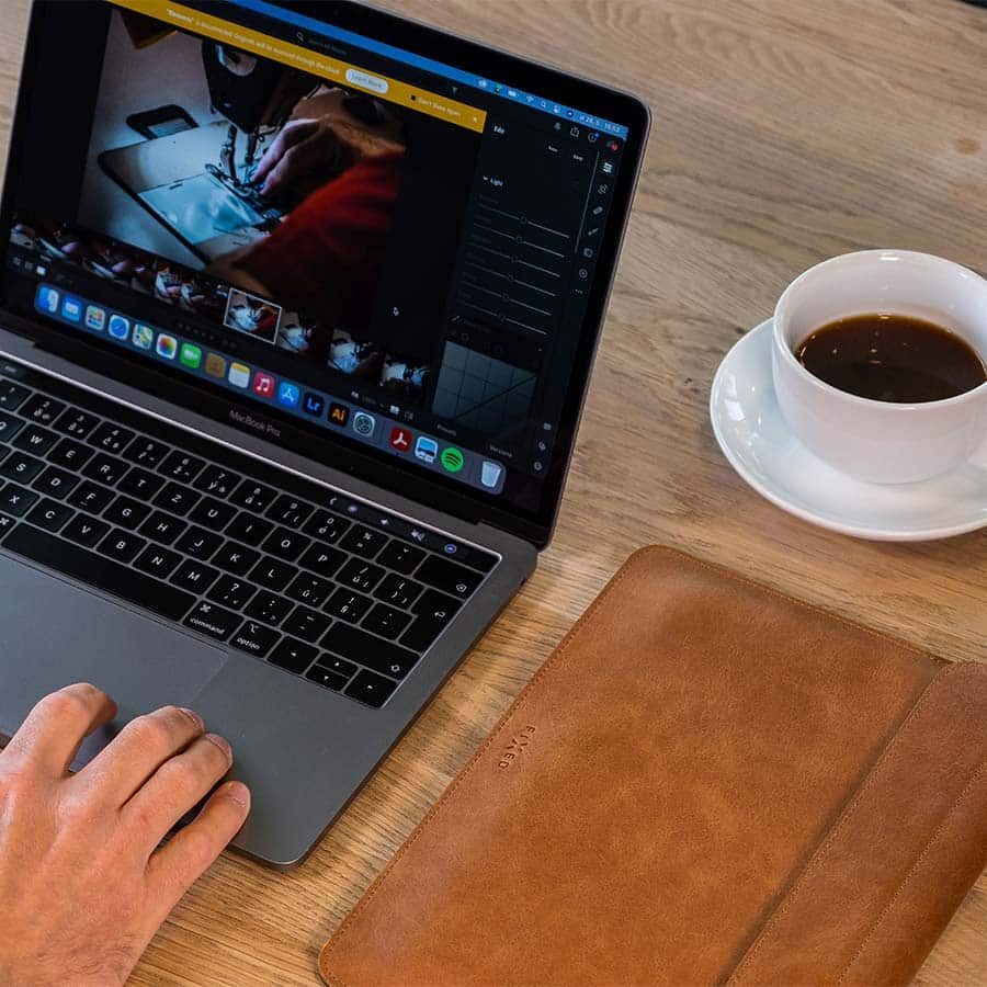 Kožené pouzdro na MacBook Pro Fixed Oxford hnědé