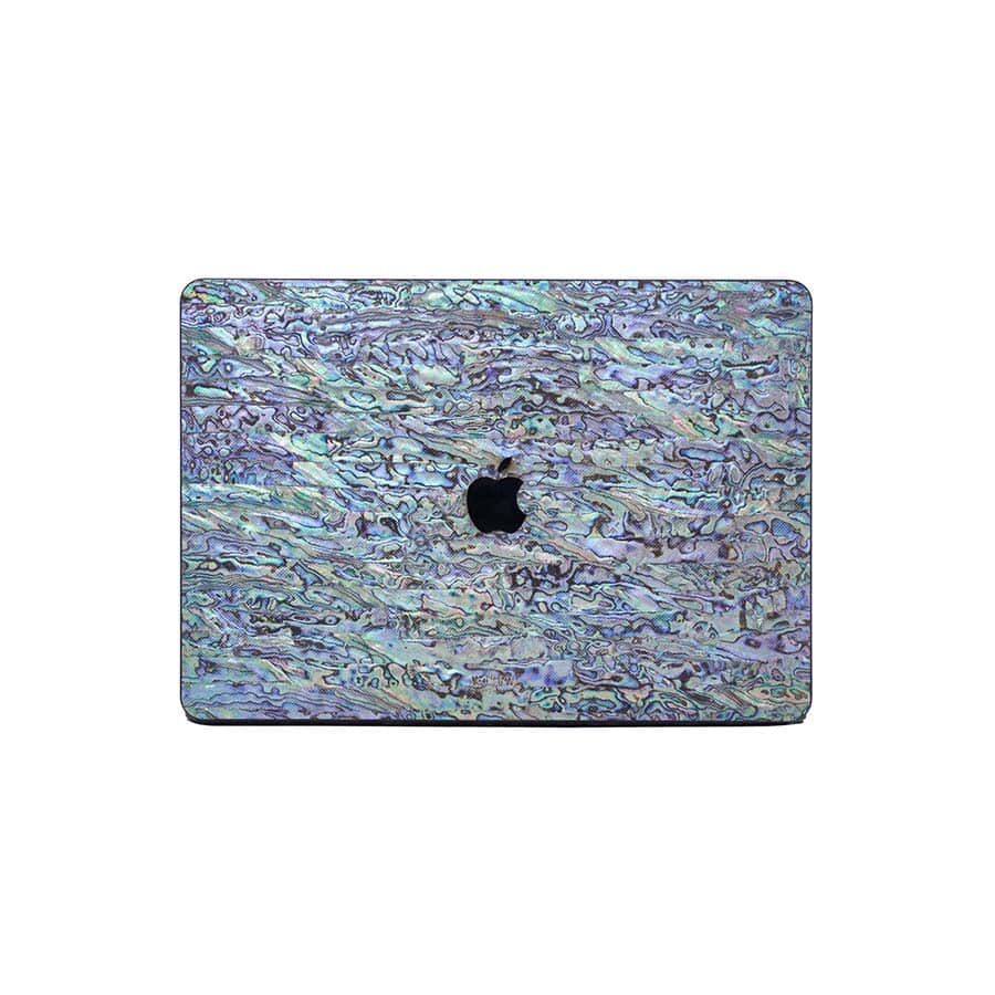 Ochranný kryt na Macbook z duhových lastur WoodWe